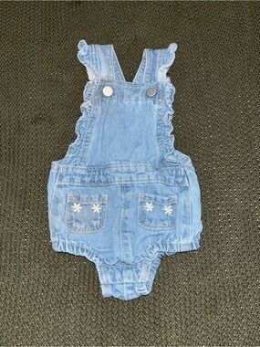 Old Navy Light Blue Denim Baby Girl Ruffle Strap Overalls with Daisy Pockets
